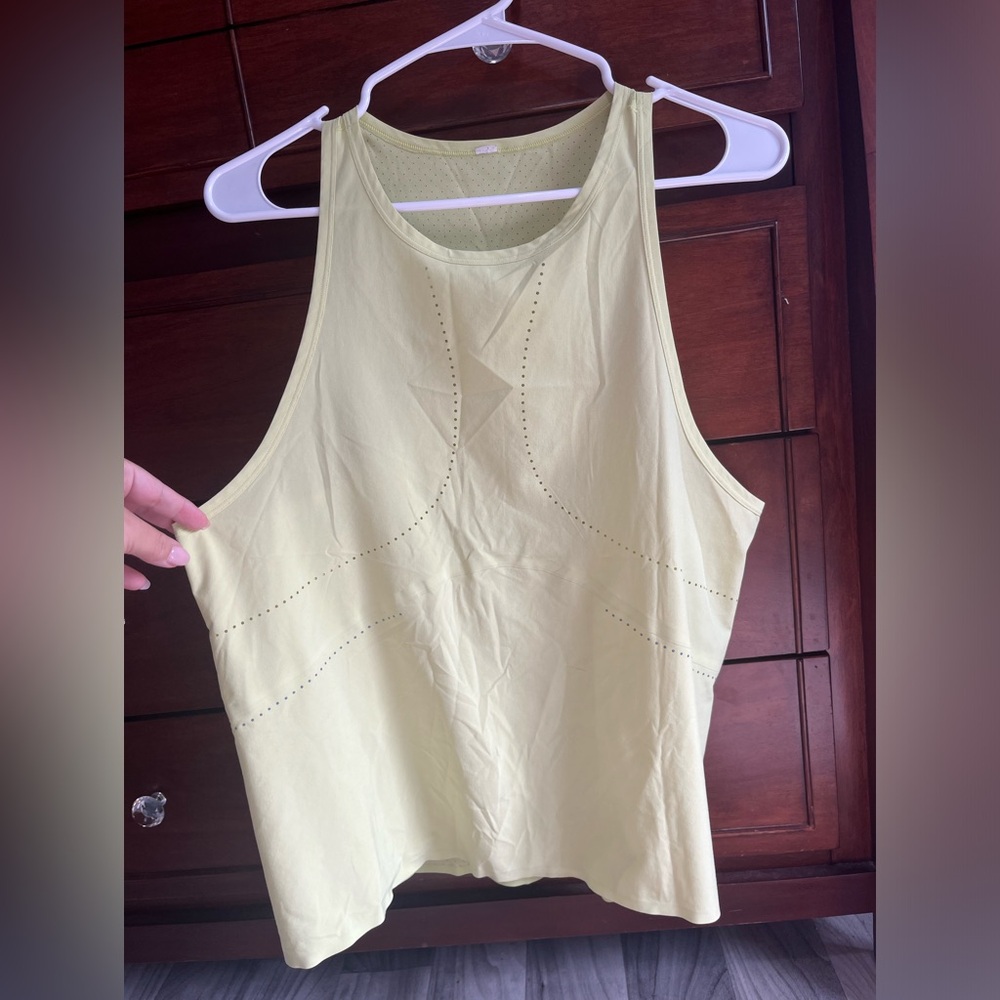 Lululemon find your pace tank in color lemon vine